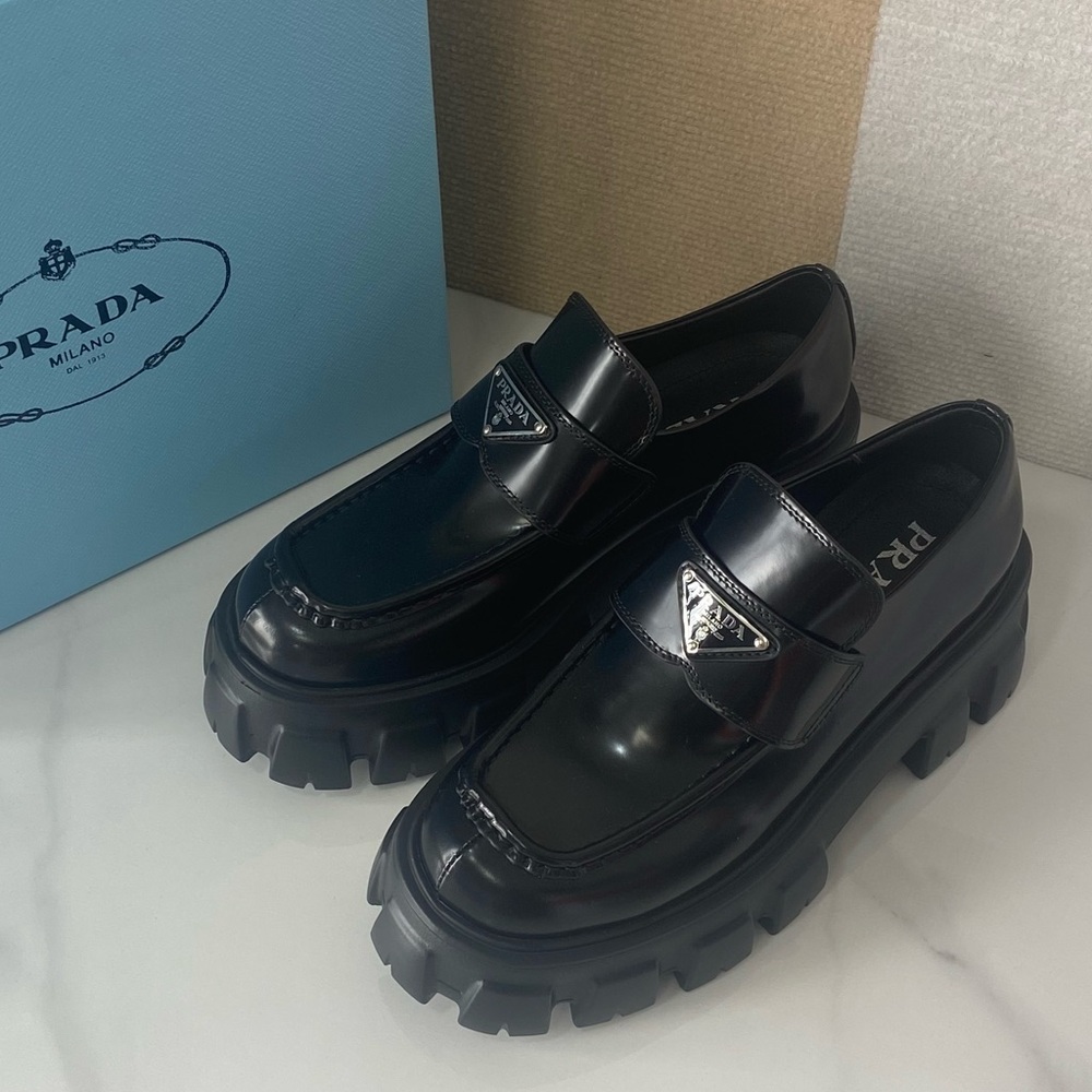 Prada 📌📌Black Loafers